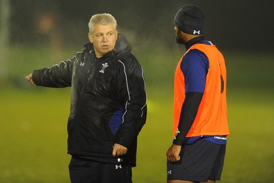 15.11.10 - Wales Rugby Training - Head coach Warren Gatland and Aled Brew during training. 