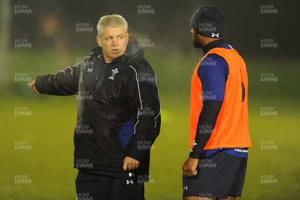 15.11.10 - Wales Rugby Training - Head coach Warren Gatland and Aled Brew during training. 