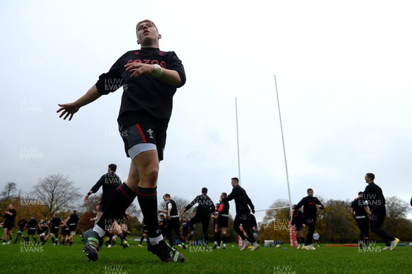 151122 - Wales Rugby Training - Sam Costelow during training