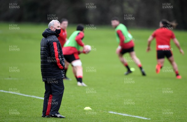 160221 - Wales Rugby Training - Wayne Pivac during training