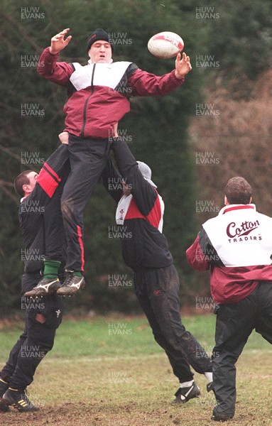 160296 - Wales Rugby Training - Derwyn Jones training 