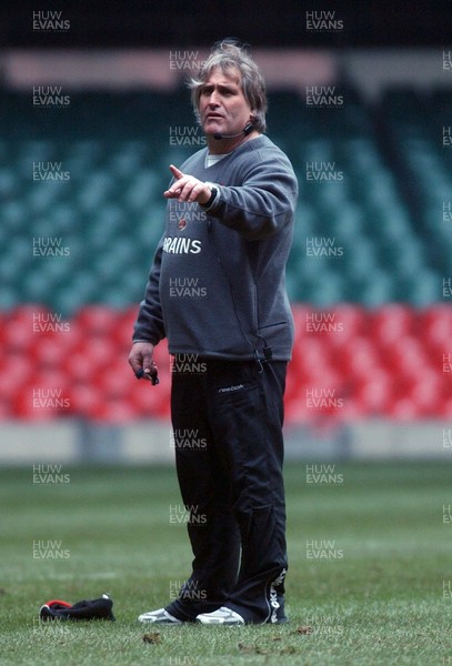 160306 - Wales Rugby Training - Millenniumm Stadium - Scott Johnson during training 