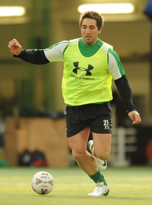 16.03.09 - Wales Rugby Training - Gavin Henson plays with a football during training. 