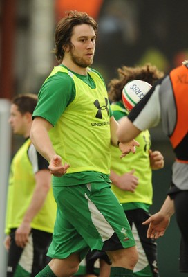 16.03.09 - Wales Rugby Training - Ryan Jones makes a pass during training. 