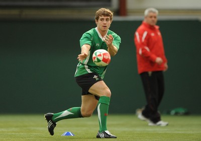 16.03.09 - Wales Rugby Training - Leigh Halfpenny makes a pass during training. 