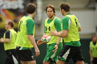 16.03.09 - Wales Rugby Training - Ryan Jones makes a pass during training. 