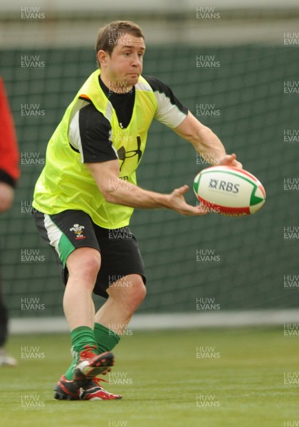 16.03.09 - Wales Rugby Training - Shane Williams makes a pass during training. 