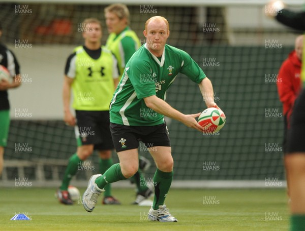16.03.09 - Wales Rugby Training - Martyn Williams makes a pass during training. 
