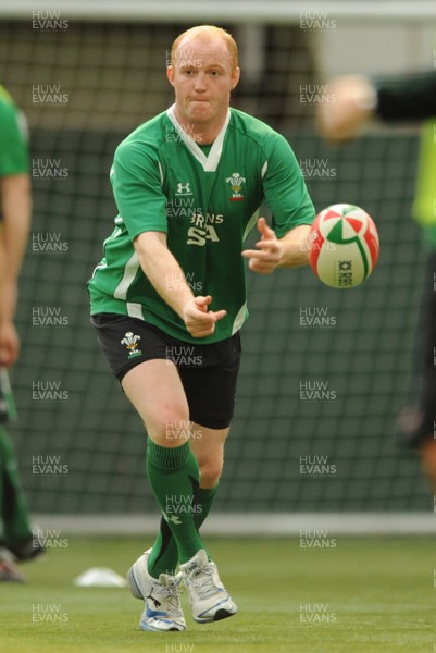 16.03.09 - Wales Rugby Training - Martyn Williams makes a pass during training. 