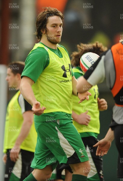 16.03.09 - Wales Rugby Training - Ryan Jones makes a pass during training. 