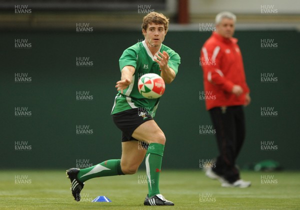 16.03.09 - Wales Rugby Training - Leigh Halfpenny makes a pass during training. 