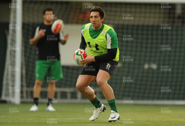 16.03.09 - Wales Rugby Training - Gavin Henson gets into space during training. 