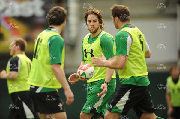 16.03.09 - Wales Rugby Training - Ryan Jones makes a pass during training. 