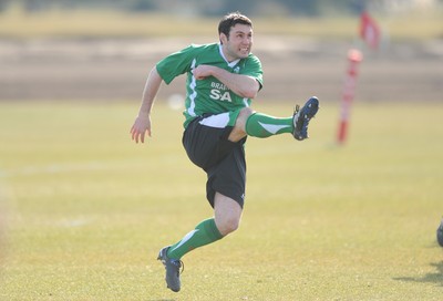 16.03.10 - Wales Rugby Training - Stephen Jones in action during training. 