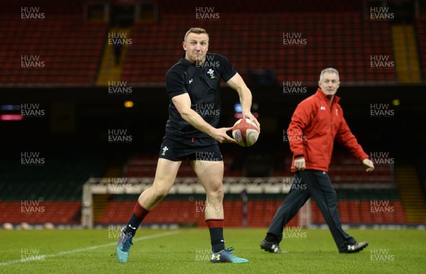 160318 - Wales Rugby Training - Hadleigh Parkes during training