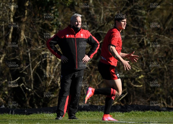 160321 - Wales Rugby Training - Wayne Pivac and Louis Rees-Zammit during training