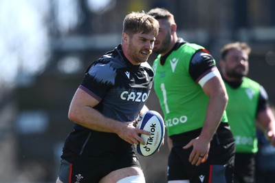 160323 - Wales Rugby Training - Aaron Wainwright during training