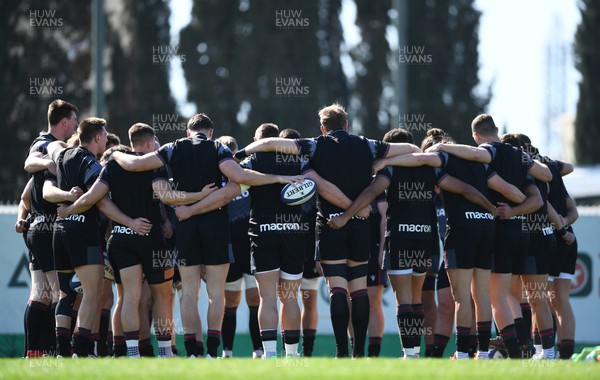 160323 - Wales Rugby Training - Players huddle during training
