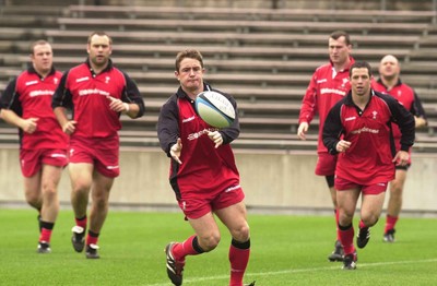 160601 - Wales Rugby Training - Shane Williams shows his skills during training in Tokyo