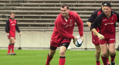160601 - Wales Rugby Training - Geraint Lewis watched by Jamie Ringer