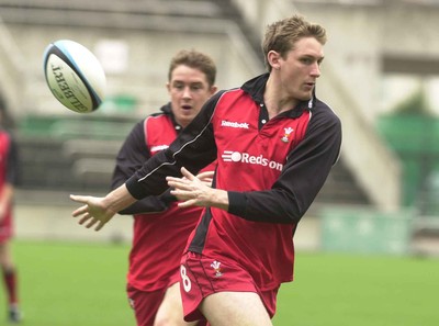 160601 - Wales Rugby Training - Jamie Robinson slips the ball to Shane Williams