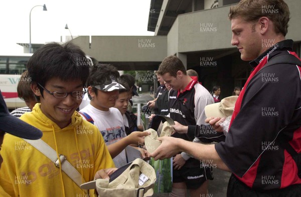160601 - Wales Rugby Training - Team captain Andy Moore hands out baseball hats to locals who visited the team training session in Tokyo