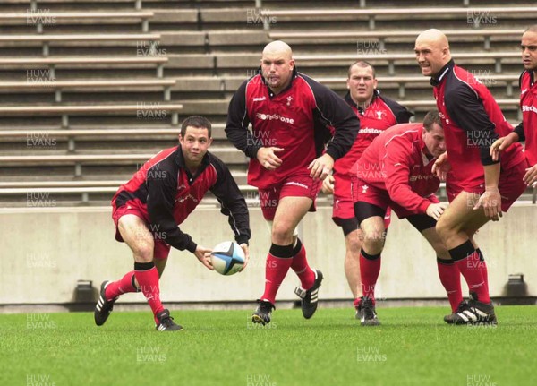 160601 - Wales Rugby Training - Gareth Cooper passes out as l-r Ben Evans, Andrew Lewis, Geraint Lewis, Nathan Budgett and Gavin Thomas support