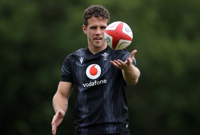 160625 - Wales Rugby Training - Kieran Hardy during training
