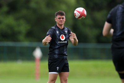 160625 - Wales Rugby Training - Reuben Morgan-Williams during training