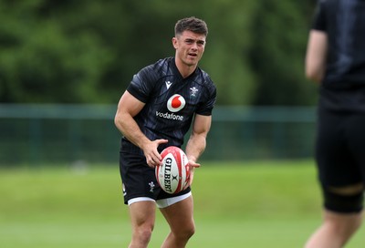 160625 - Wales Rugby Training - Reuben Morgan-Williams during training