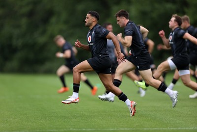 160625 - Wales Rugby Training - Keelan Giles during training