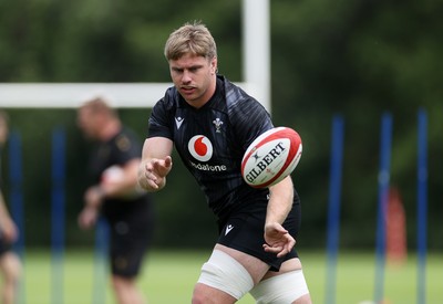 160625 - Wales Rugby Training - Aaron Wainwright during training