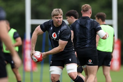160625 - Wales Rugby Training - Aaron Wainwright during training