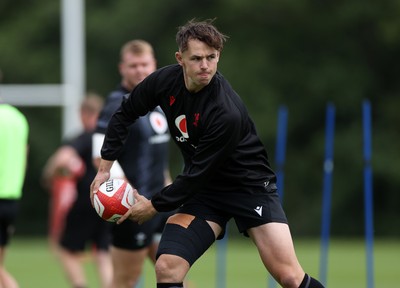 160625 - Wales Rugby Training - Tom Rogers during training