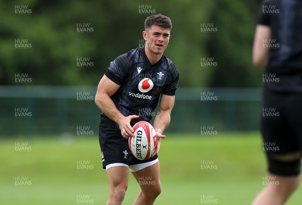 160625 - Wales Rugby Training - Reuben Morgan-Williams during training