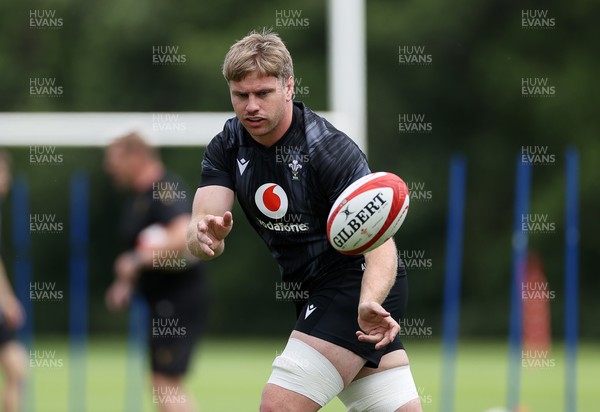 160625 - Wales Rugby Training - Aaron Wainwright during training