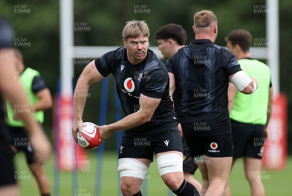 160625 - Wales Rugby Training - Aaron Wainwright during training