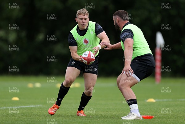 160625 - Wales Rugby Training - Sam Costelow during training