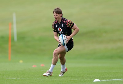 160626 - Wales Rugby Training - Ellis Mee during training