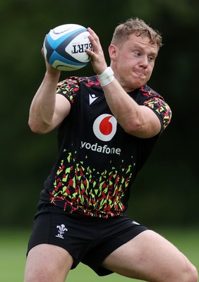 160626 - Wales Rugby Training - Sam Costelow during training