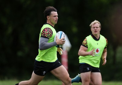 160626 - Wales Rugby Training - Tom Rogers during training
