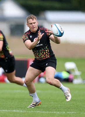 160626 - Wales Rugby Training - Sam Costelow during training