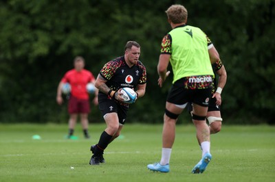 160626 - Wales Rugby Training - Sam Wainwright during training