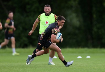 160626 - Wales Rugby Training - Reuben Morgan-Williams during training