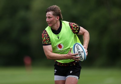 160626 - Wales Rugby Training - Ellis Mee during training