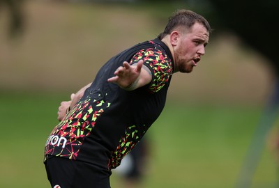 160626 - Wales Rugby Training - Sam Wainwright during training
