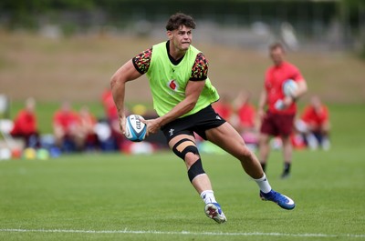 160626 - Wales Rugby Training - Eddie James during training