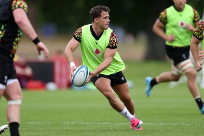 160626 - Wales Rugby Training - Kieran Hardy during training