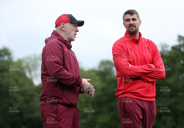 160626 - Wales Rugby Training - New Wales Defence Coach Peter Murchie with Steve Tandy, Head Coach during training