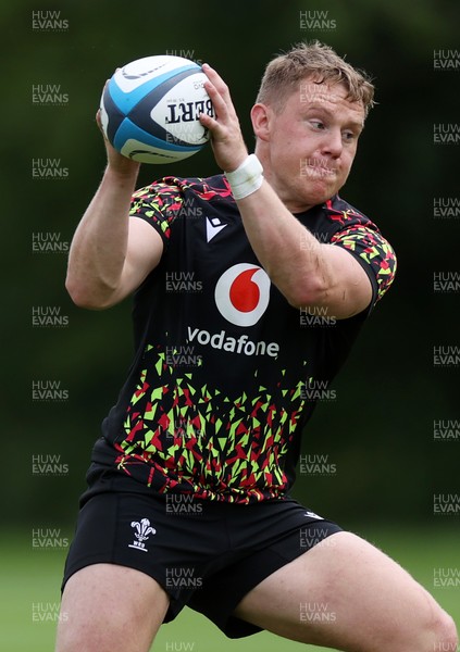 160626 - Wales Rugby Training - Sam Costelow during training